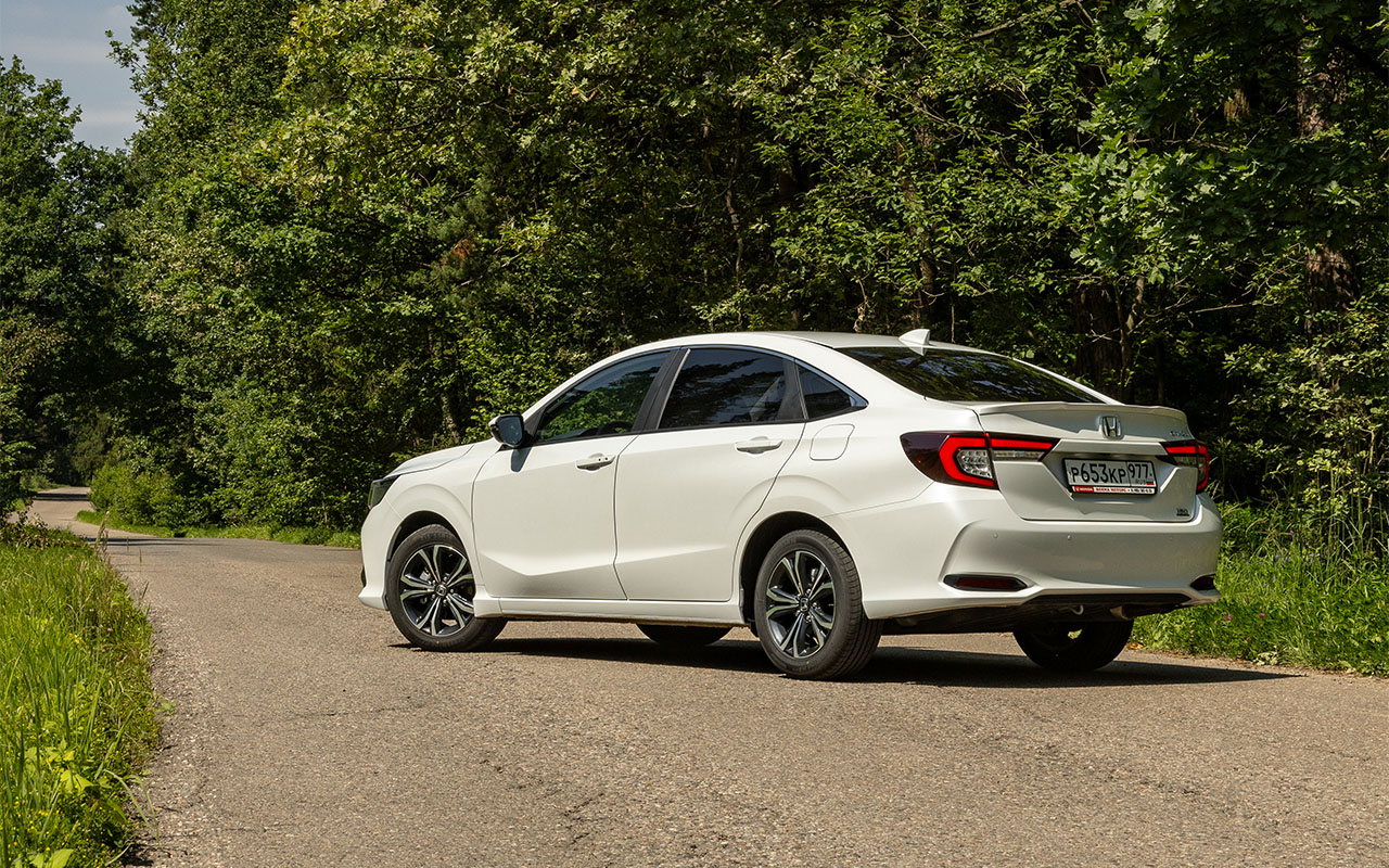 Дорожный просвет у Honda Crider — всего 130 мм. Даже ниже высоты российских бордюрных камней; парковаться владельцам такого седана придется очень аккуратно