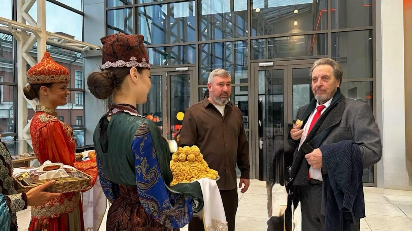 Отец Маска прибыл в Казань и попробовал чак-чак. Видео