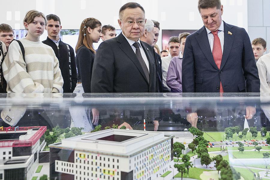 Министр строительства и жилищно-коммунального хозяйства России&nbsp;Ирек Файзуллин (в центре) во время официального открытия экспозиции &laquo;Строим будущее&raquo; на выставке-форуме &laquo;Россия&raquo; на ВДНХ, 2023 год