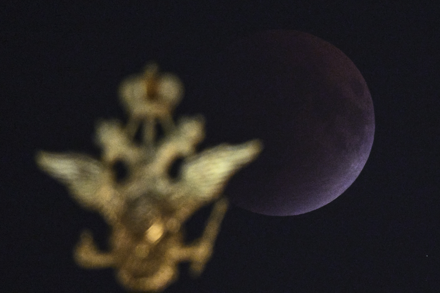 В ночь на 8 сентября в Москве наблюдалось полное лунное затмение. Оно началось в 18:28 и завершилось в 23:55 мск, а продолжительность полной фазы затмения составила 1 час 22 минуты.

Лунное затмение&nbsp;&mdash; это природное явление, при котором Земля закрывает попадающий на Луну солнечный свет и формирует тень на ее поверхности.