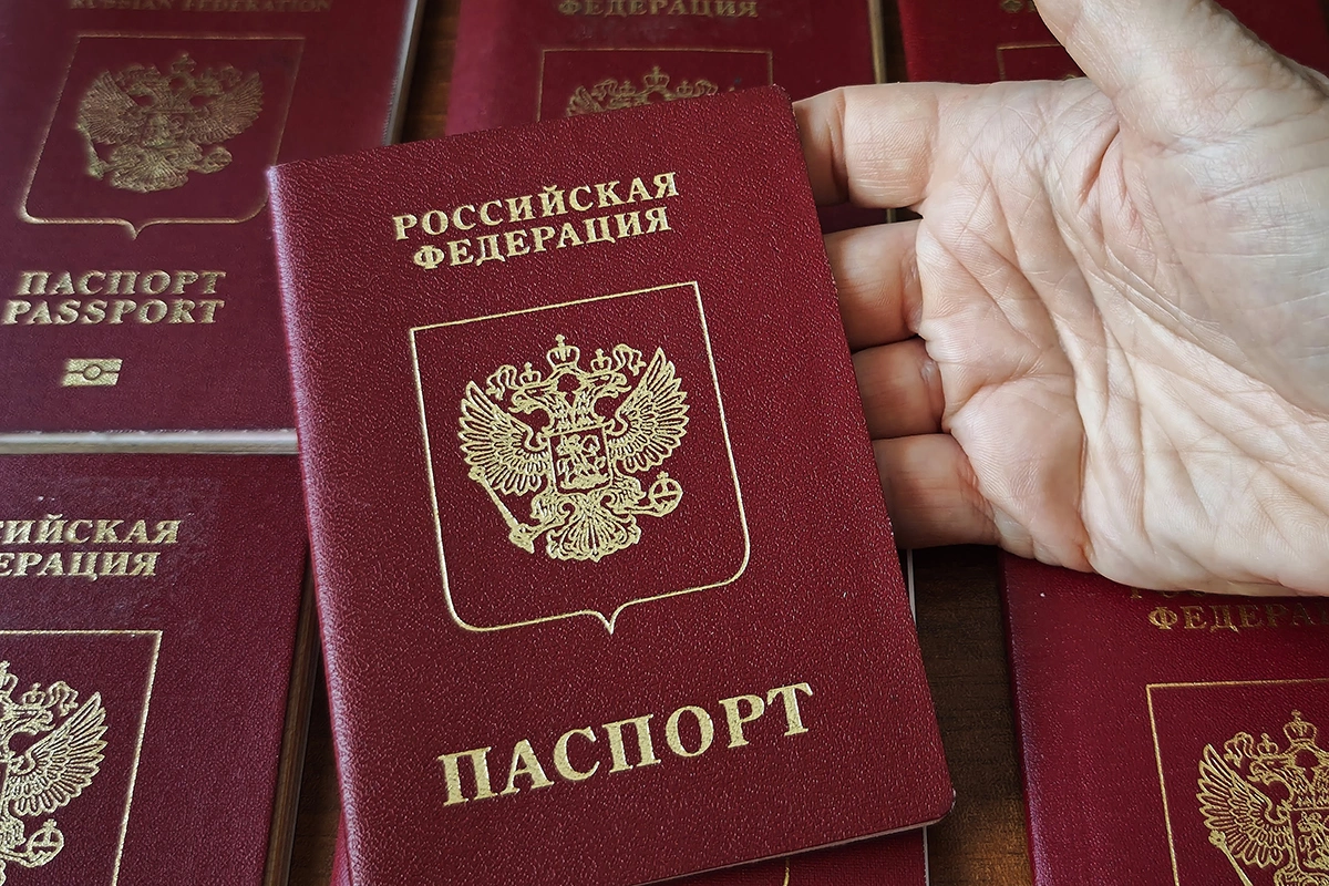 Юридически загранпаспорт старого образца ничем не отличается от биометрического, он действителен