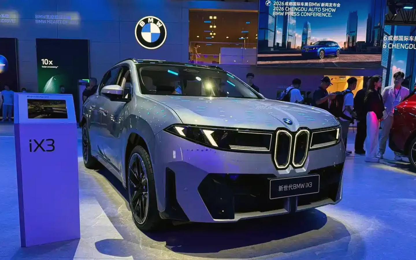 BMW представил удлиненный кроссовер iX3. Цены стартуют от 3,3 млн руб.