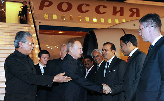 Президент России Владимир Путин (в центре) во время встречи в аэропорту Нью-Дели