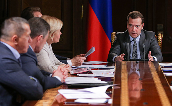 Премьер-министр РФ Дмитрий Медведев (справа) проводит совещание с вице-премьерами РФ в резиденции «Горки»