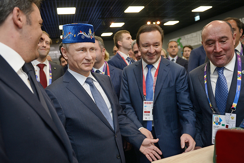 Президент России Владимир Путин (второй слева) и&nbsp;премьер-министр Италии Маттео Ренци (слева) во&nbsp;время осмотра экспозиции Татарстана в&nbsp;павильоне России на&nbsp;выставке на&nbsp;&laquo;Экспо-2015&raquo; в&nbsp;Милане