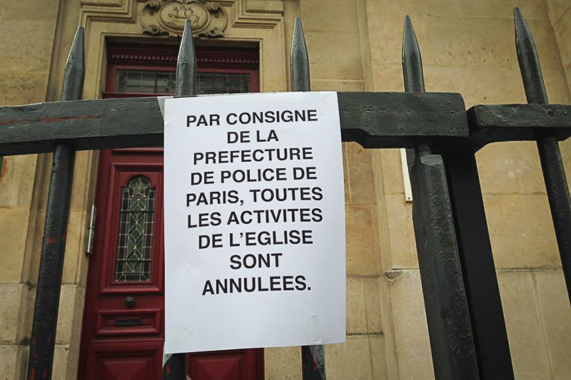 Надпись на церкви гласит, что она закрыта в субботу из-за терактов


