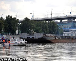 Затонувший в Москве-реке катер подняли на поверхность