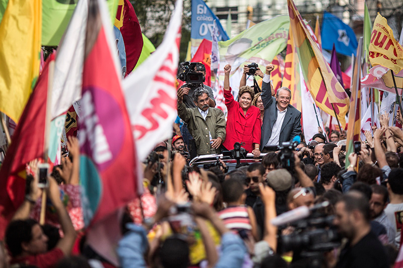 Президент Бразилии Дилма Руссефф (в центре) во&nbsp;время выборов в&nbsp;2014 году
