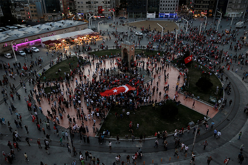 Жители Стамбула&nbsp;вышли на площадь Таксим&nbsp;в поддержку действующего&nbsp;президента Реджепа Эрдогана




