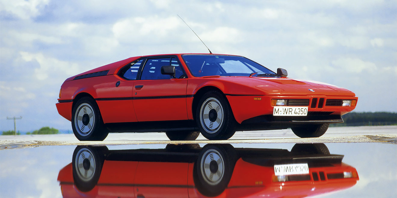 Среднемоторный BMW M1 был создан в конце 1970-х для гонок. Баварцы при участии Lamborghini спроектировали автомобиль, чтобы конкурировать с Porsche в кузовном чемпионате в &laquo;Группе 5&raquo;. С M1 началось развитие подразделения BMW Motorsport. Вскоре технический регламент гоночной серии сильно изменился, и M1 ушла в историю.