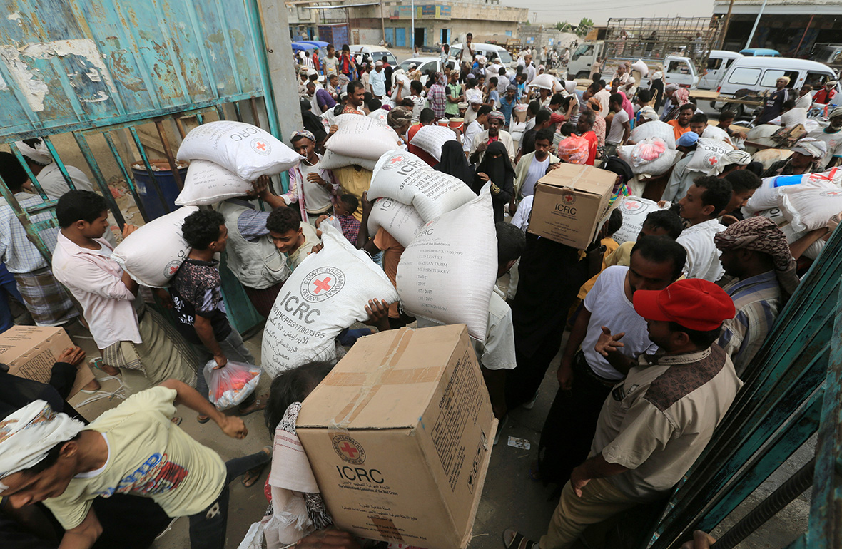 Распределение гуманитарной помощи от&nbsp;Международного комитета Красного Креста в&nbsp;​городе Ходейда, Йемен. 21 июля 2018 года