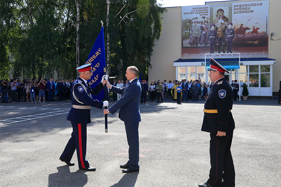 Александр Беглов (в центре) во время торжественной церемонии вручения переходящего знамени президента РФ Шахтинскому казачьему кадетскому корпусу.