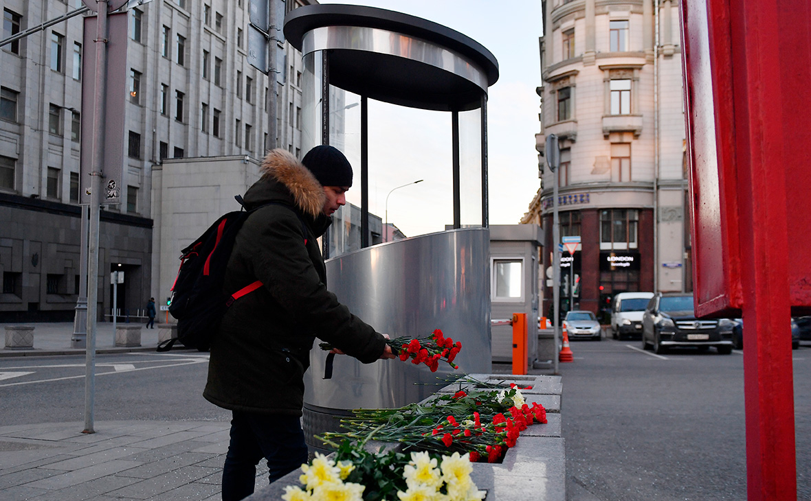 Цветы у площади Воровского на пересечении улиц Кузнецкий мост и Большая Лубянка