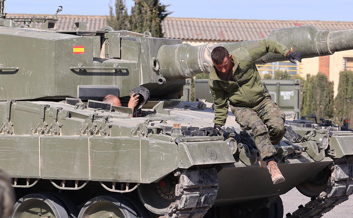 Украинский военнослужащий во время обучения по эксплуатации танка&nbsp;Leopard 2A4, которое проводят Вооружение&nbsp;силы Испании, Арагон, Испания&nbsp;2023 год