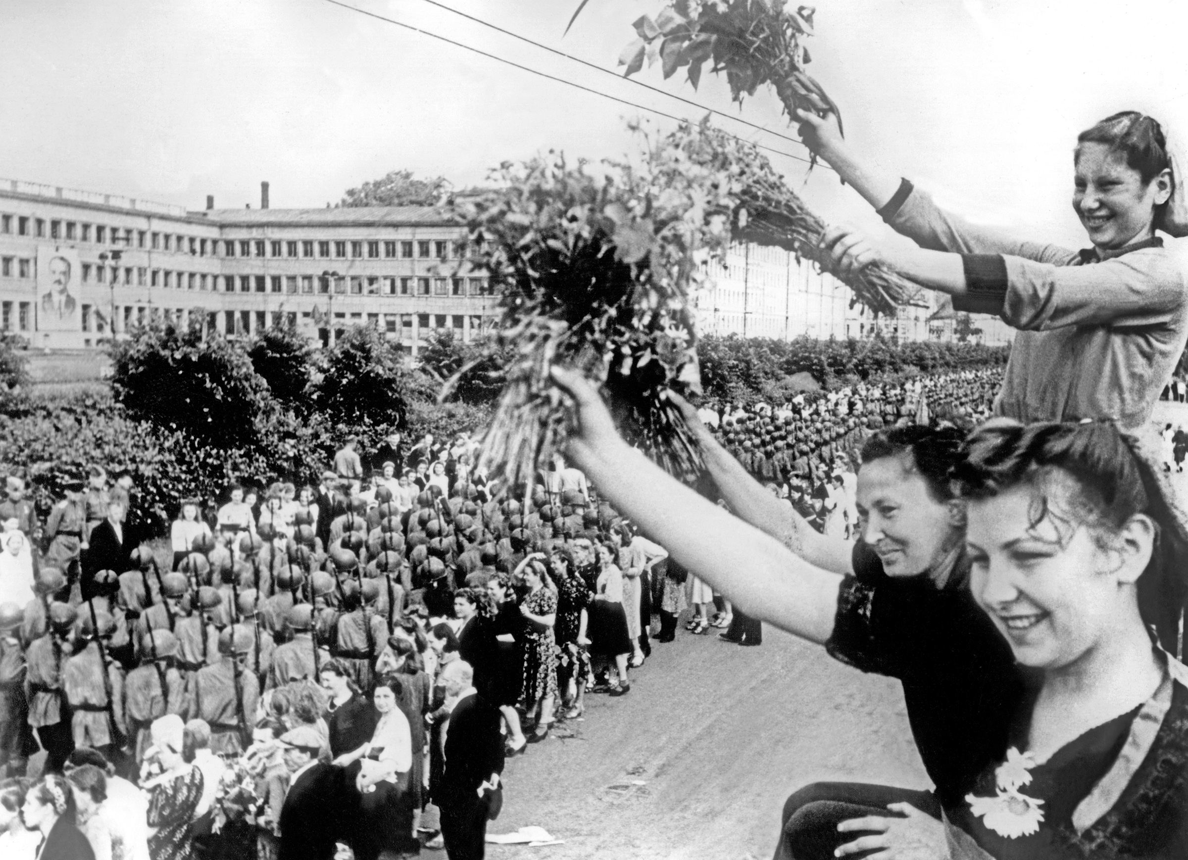 Ленинград. Артиллеристы 63-й гвардейской стрелковой дивизии 30-го гвардейского стрелкового корпуса во время прохода по Международному (современному Московскому) проспекту.
«От Нарвской, Московской и Невской застав шла гвардия, на всех маршрутах славных воинов приветствовали как самых родных, близких», — описывал возвращение ветеранов корреспондент «Ленинградской правды».
Всего парад проходил по трем маршрутам, каждый из которых заканчивался одной из трех площадей: Дворцовой, площадью у Кировского райсовета или площадью у Финляндского вокзала.