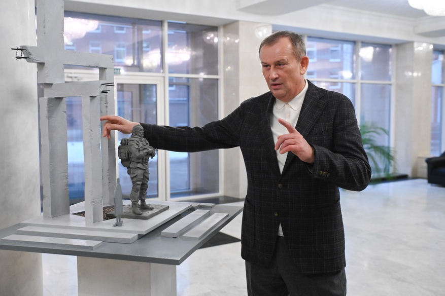 Губернатор Ленинградской области Александр Дрозденко знакомится с макетами памятника погибшим участникам СВО, январь 2025 года