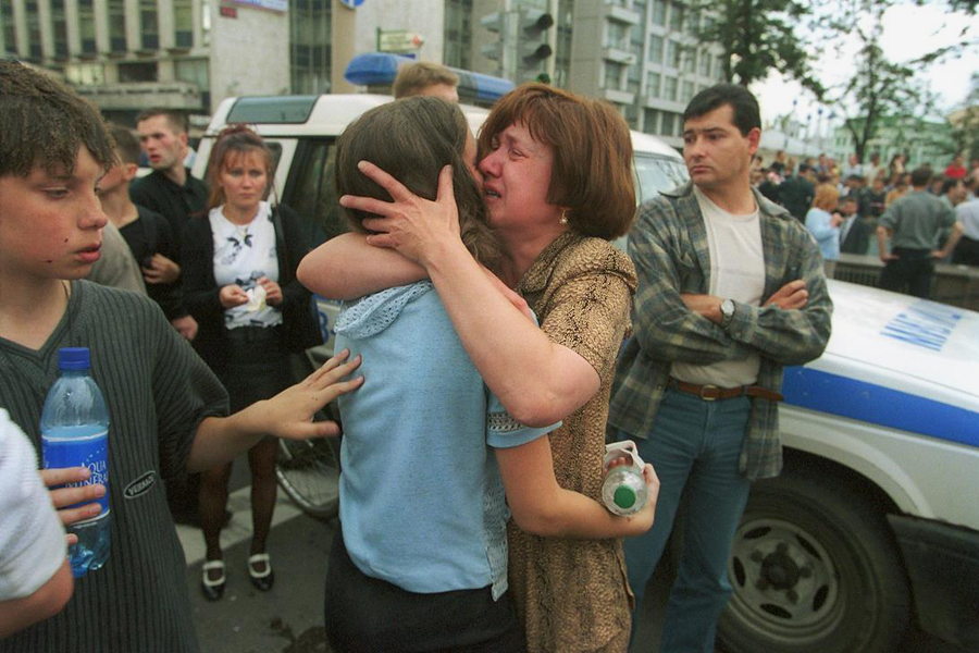 Первым на место трагедии прибыл мэр Москвы Юрий Лужков — мэрия находится в нескольких сотнях метров от площади. Хотя через четыре часа после взрыва замдиректора ФСБ Владимир Проничев сказал, что пока о теракте говорить рано, уже около полуночи Лужков заявил в эфире НТВ, что, согласно словам очевидцев, в деле есть чеченский след: «Это 100% Чечня»