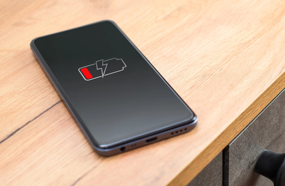 Телефон, который не включается, возможно, полностью был разряжен