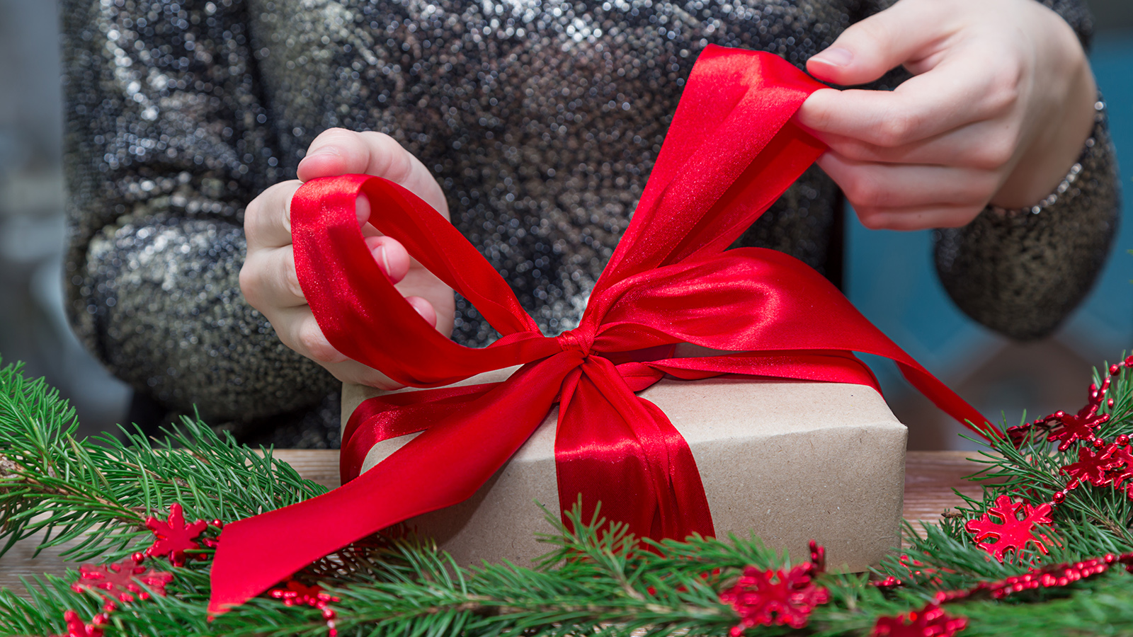 Эффектный бант на подарочной упаковке можно завязать самостоятельно