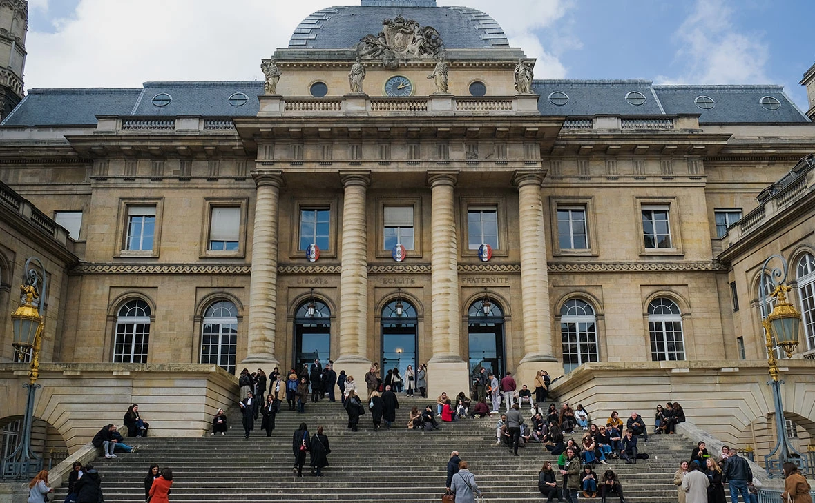 ELEPHOTOS / Shutterstock