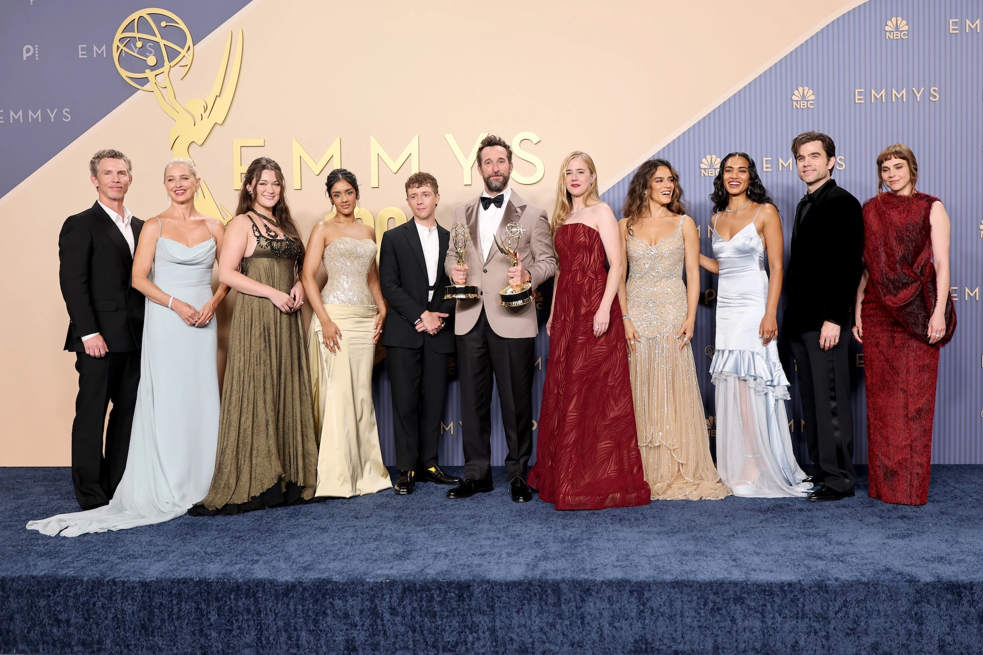 Команда сериала «Питт» со статуэтками «Эмми»