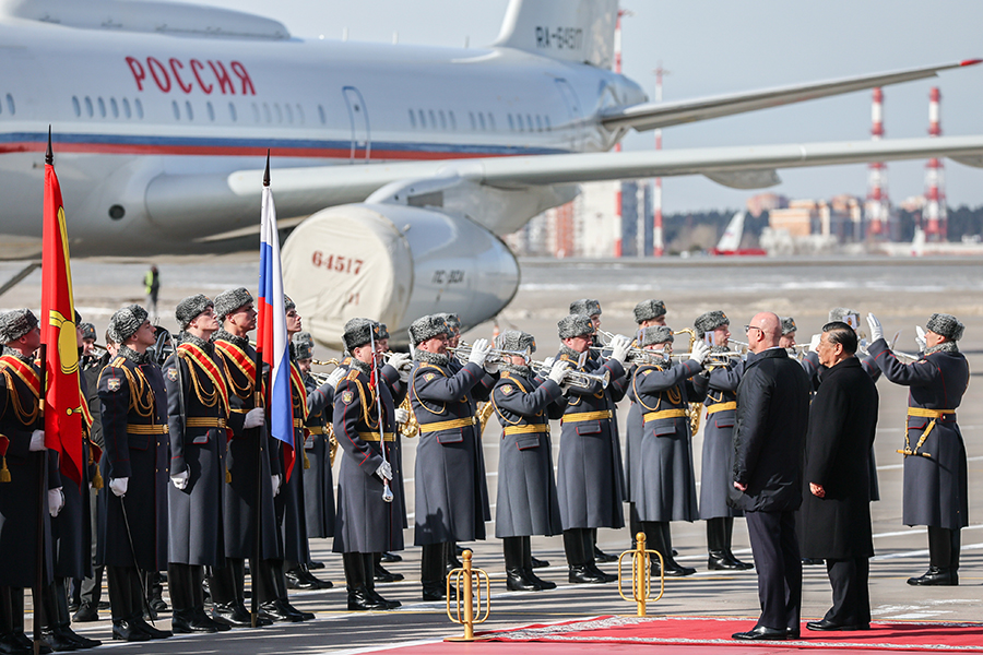 В аэропорту главу КНР встретил вице-премьер России Дмитрий Чернышенко