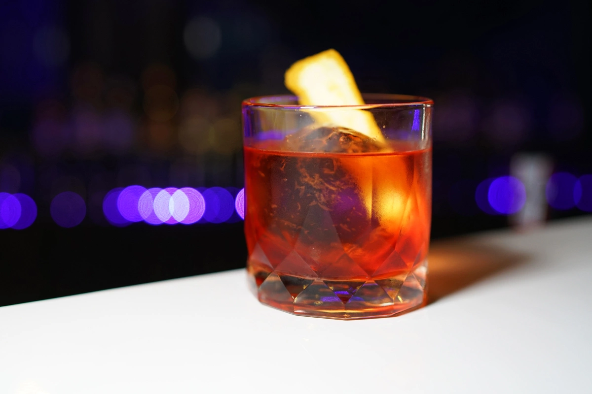 «Клубничная Маргарита» с ледяным глобусом