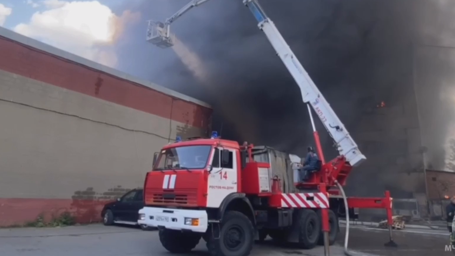 В Ростове пожар охватил более 15 тыс. кв. м складов и офисов