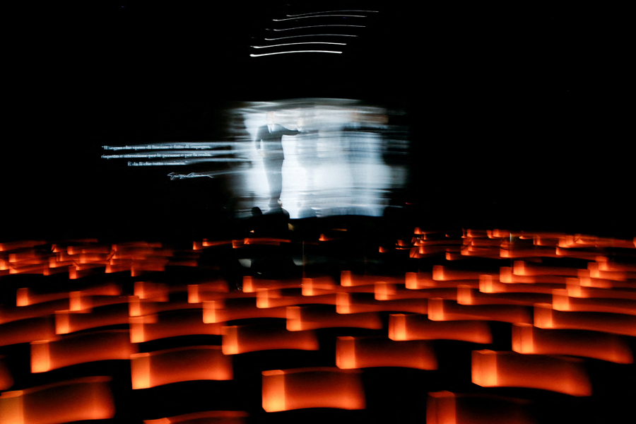 Джорджо Армани умер 4 сентября, ему был 91 год. Прощание с модельером проходит в Armani/Teatro в Милане на улице Виа Бергоньоне, 59. Там установили десятки свечей.