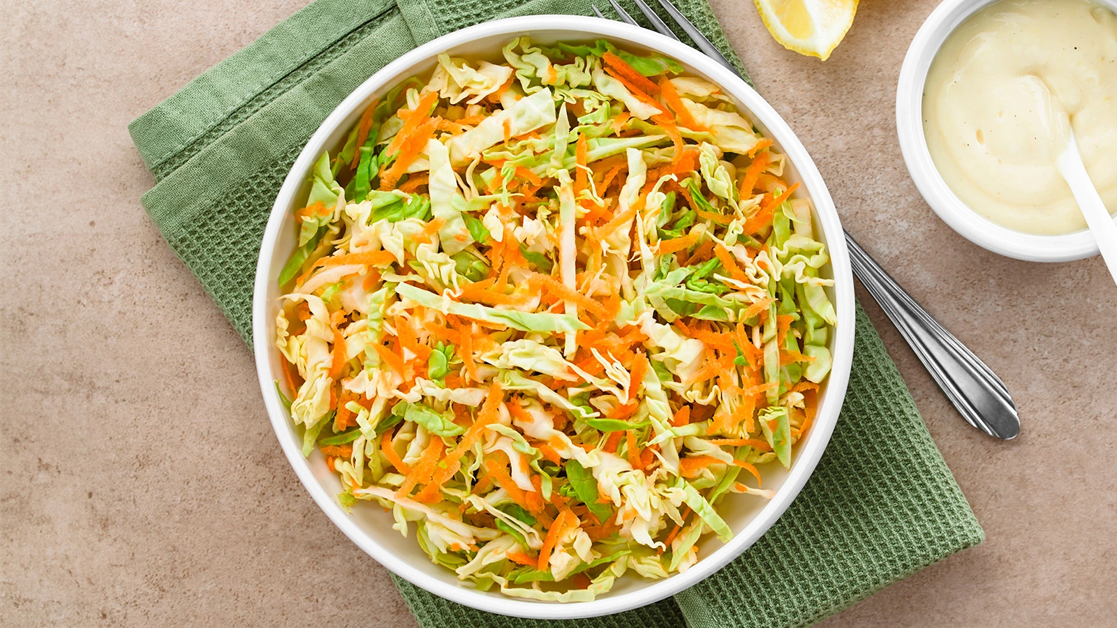 Хрустящий салат из капусты хорошо дополнит основное блюдо