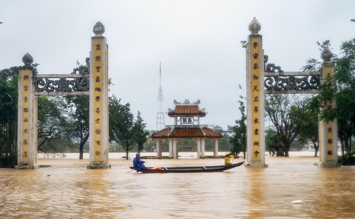 Как во Вьетнаме спасаются от масштабного наводнения. Фотогалерея