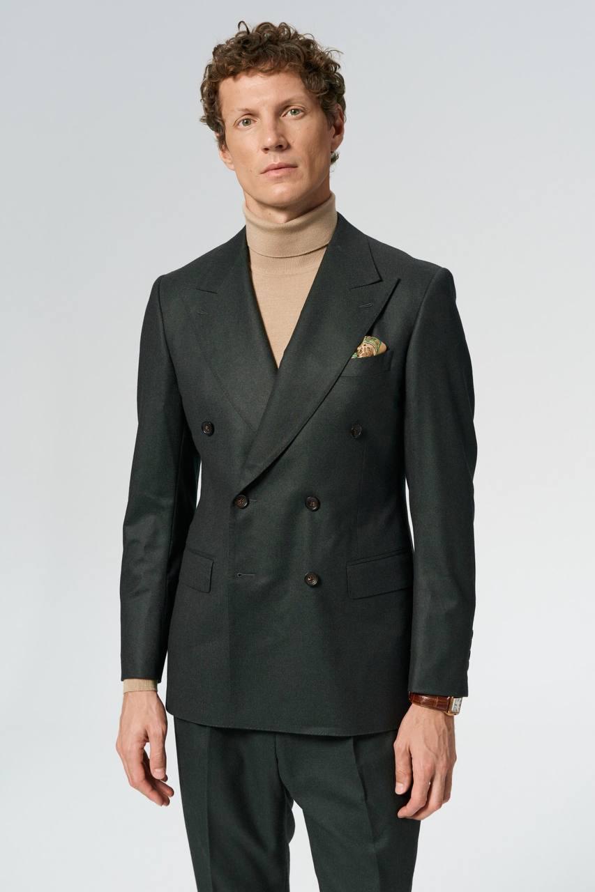 Двубортный костюм Cerca Trova, 70 000 руб. (cerca-trova.ru)