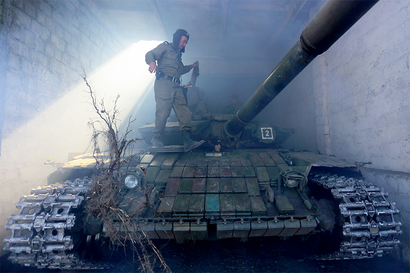 Военнослужащие Луганской народной республики во время отвода вооружений калибра до 100 мм от линии соприкосновения в районе поселка Александровск
