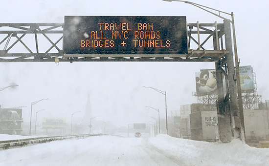 Электронное табло с объявлением о запрете на поездки на&nbsp;​шоссе на Лонг-Айленд, Нью-Йорк