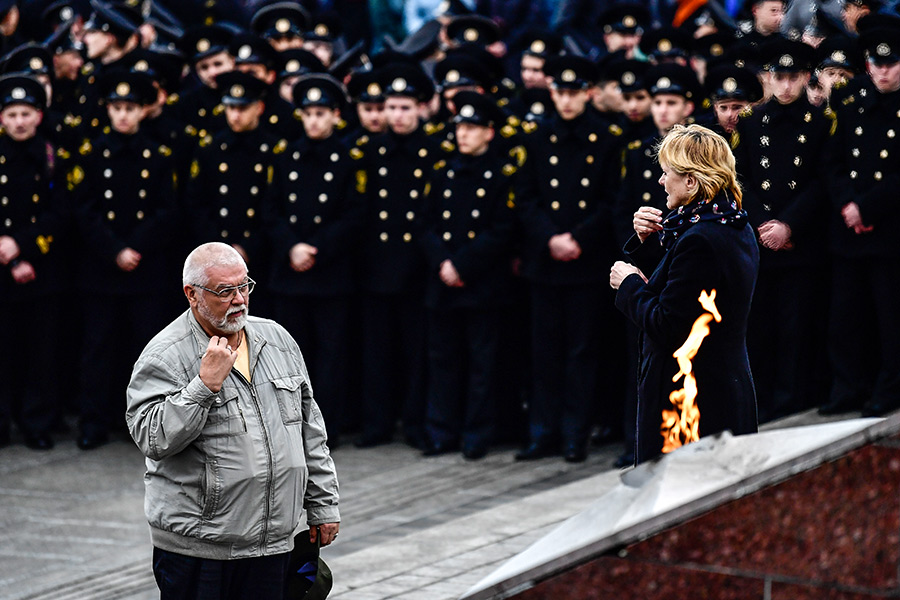 Участники митинга против&nbsp;терроризма в&nbsp;память о&nbsp;жертвах теракта в&nbsp;метро Санкт-Петербурга у мемориала &laquo;Боевая слава ТОФ&raquo; во&nbsp;Владивостоке