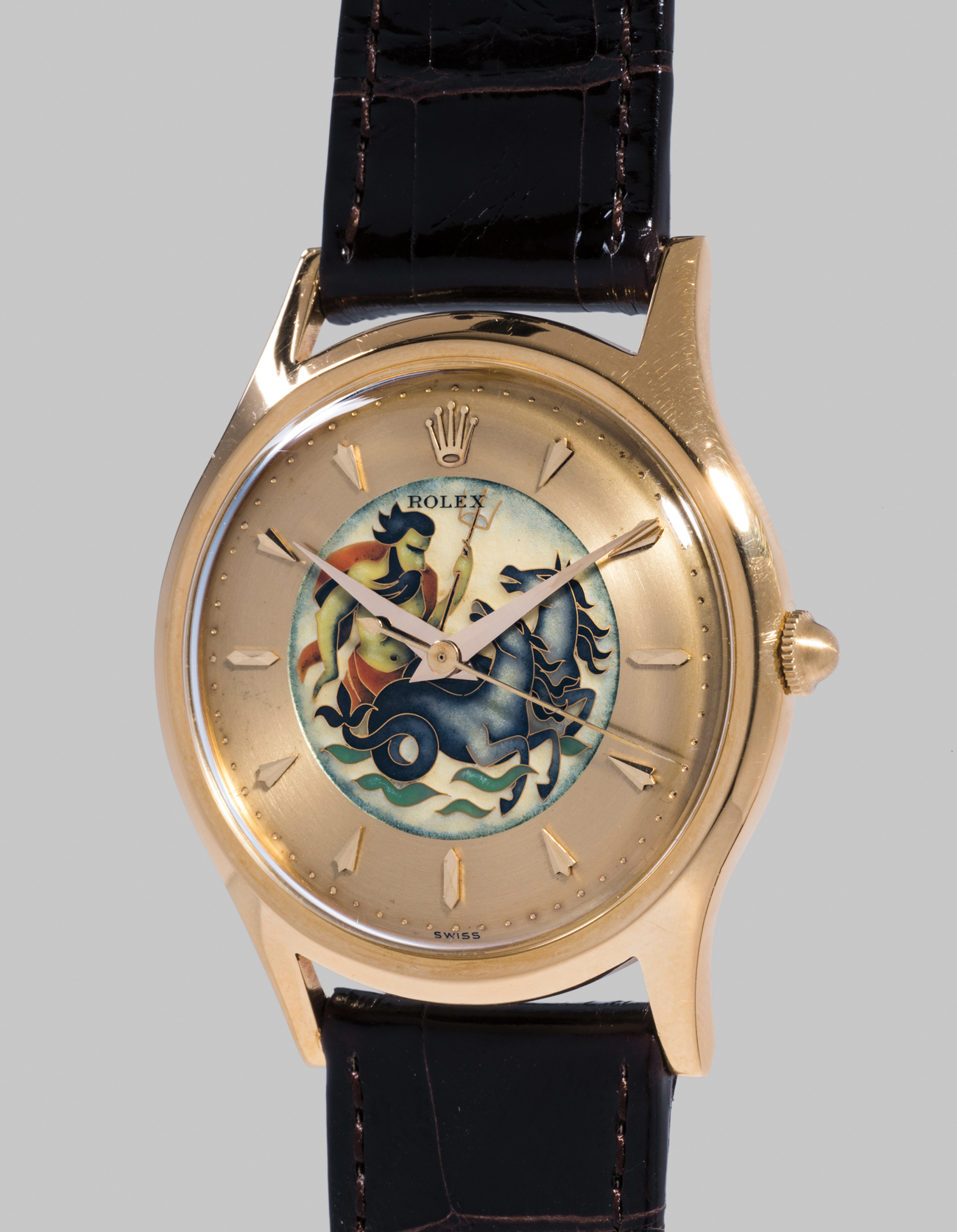 Rolex Ref. 8382 Neptune Редкие часы Rolex в желтом золоте с циферблатом, выполненным в технике перегородчатой эмали, один из двух референсов 8382 с эмалевым циферблатом с изображением Нептуна, рассекающего море. Оценочная стоимость: CHF 300&ndash;600 тыс.
