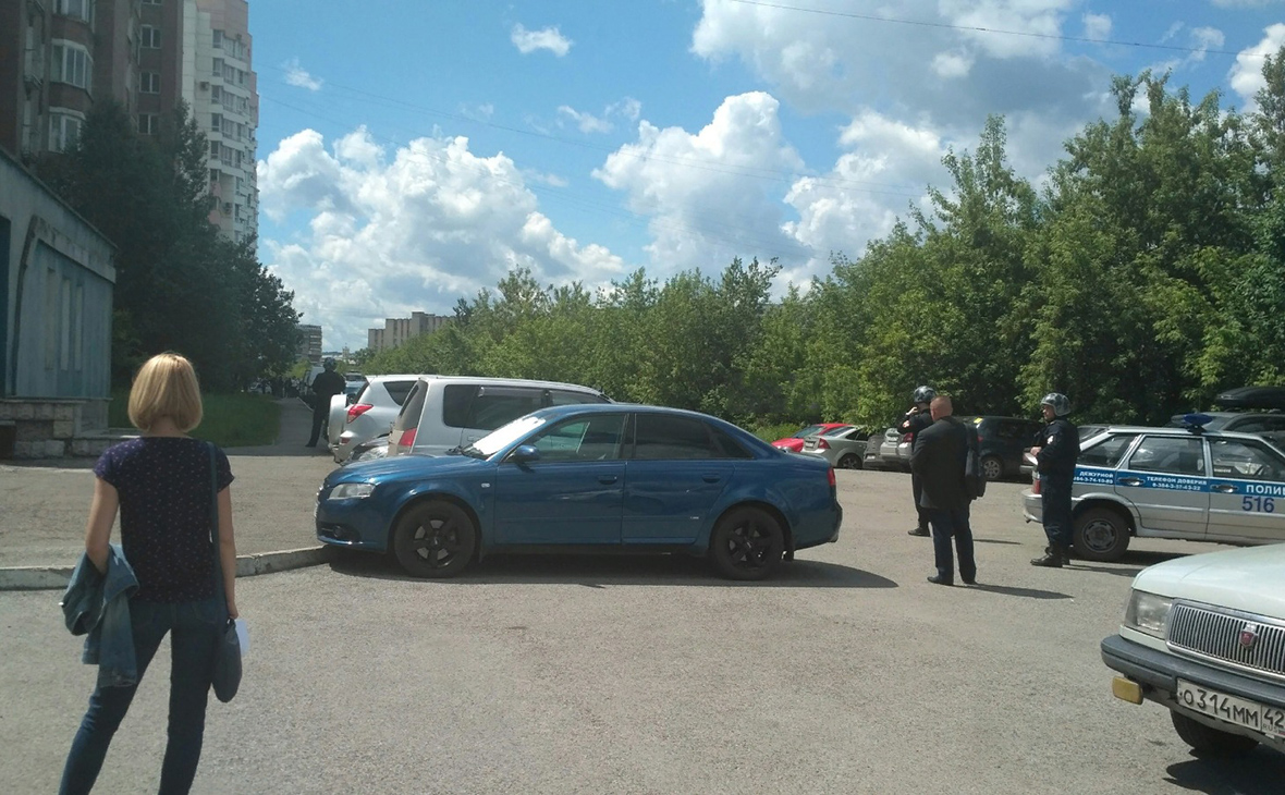 Полицейские около дома в Новокузнецке, где произошла стрельба