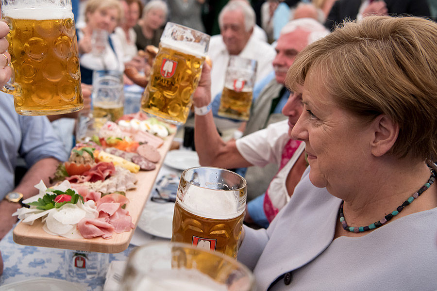 Ангела Меркель в биргартене в Мюнхене во время предвыборной кампании 2017 года
