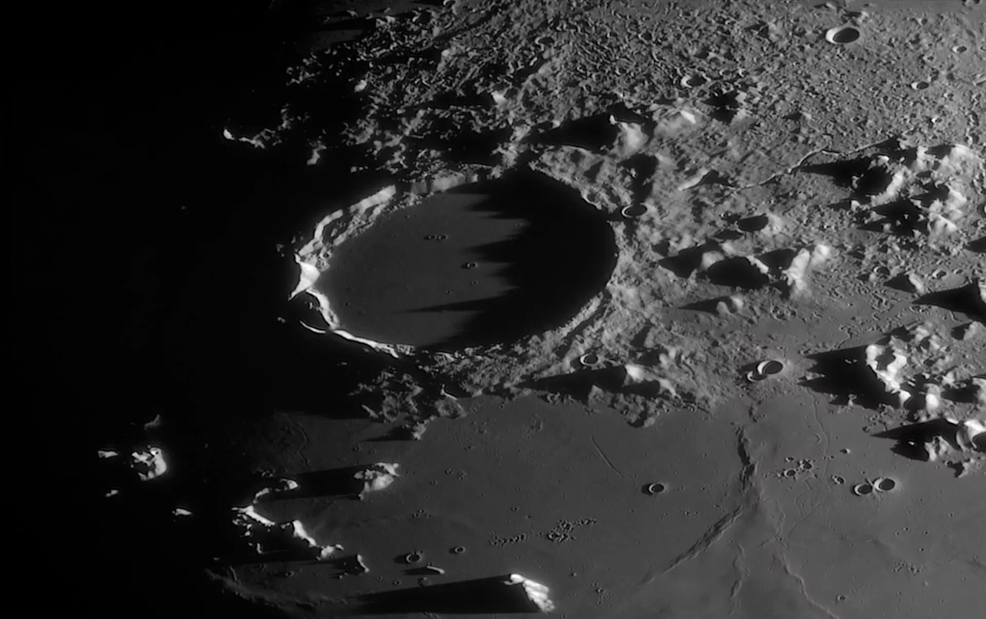 <p>Диаметр огромного кратера Платон на Луне составляет около 100 км</p>
