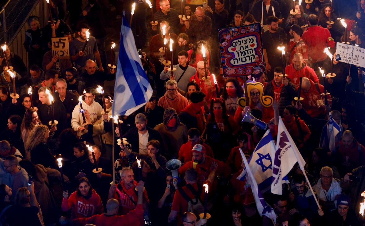 В Тель-Авиве 100 тыс. человек вышли на митинг против кабмина Нетаньяху"/>













