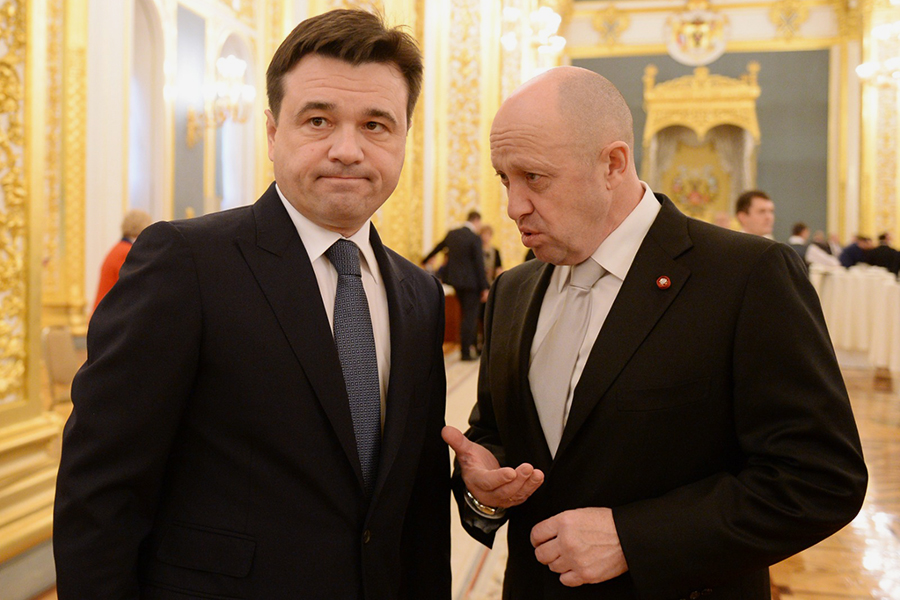 Пригожин (справа) и губернатор Подмосковья Андрей Воробьев перед началом послания президента Федеральному Собранию в Георгиевском зале Кремля 3 декабря 2015 года