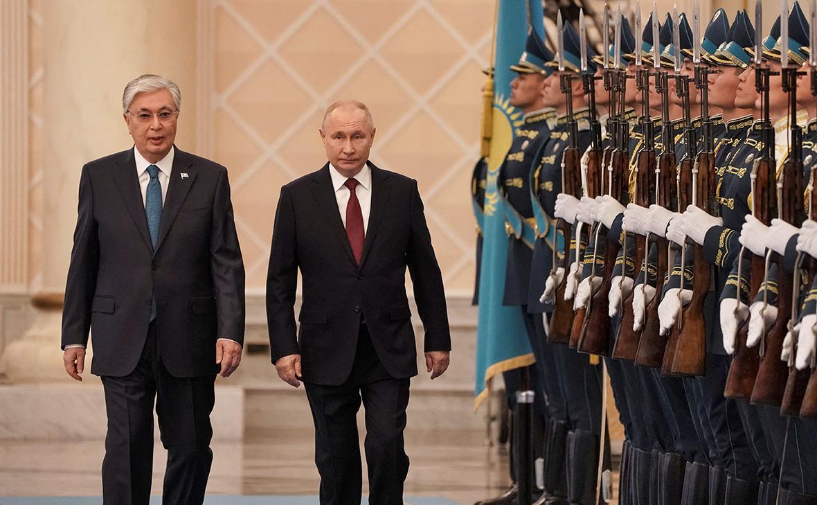 Касым-Жомарт Токаев и Владимир Путин во время встречи в резиденции президента Казахстана &laquo;Акорда&raquo; в Астане