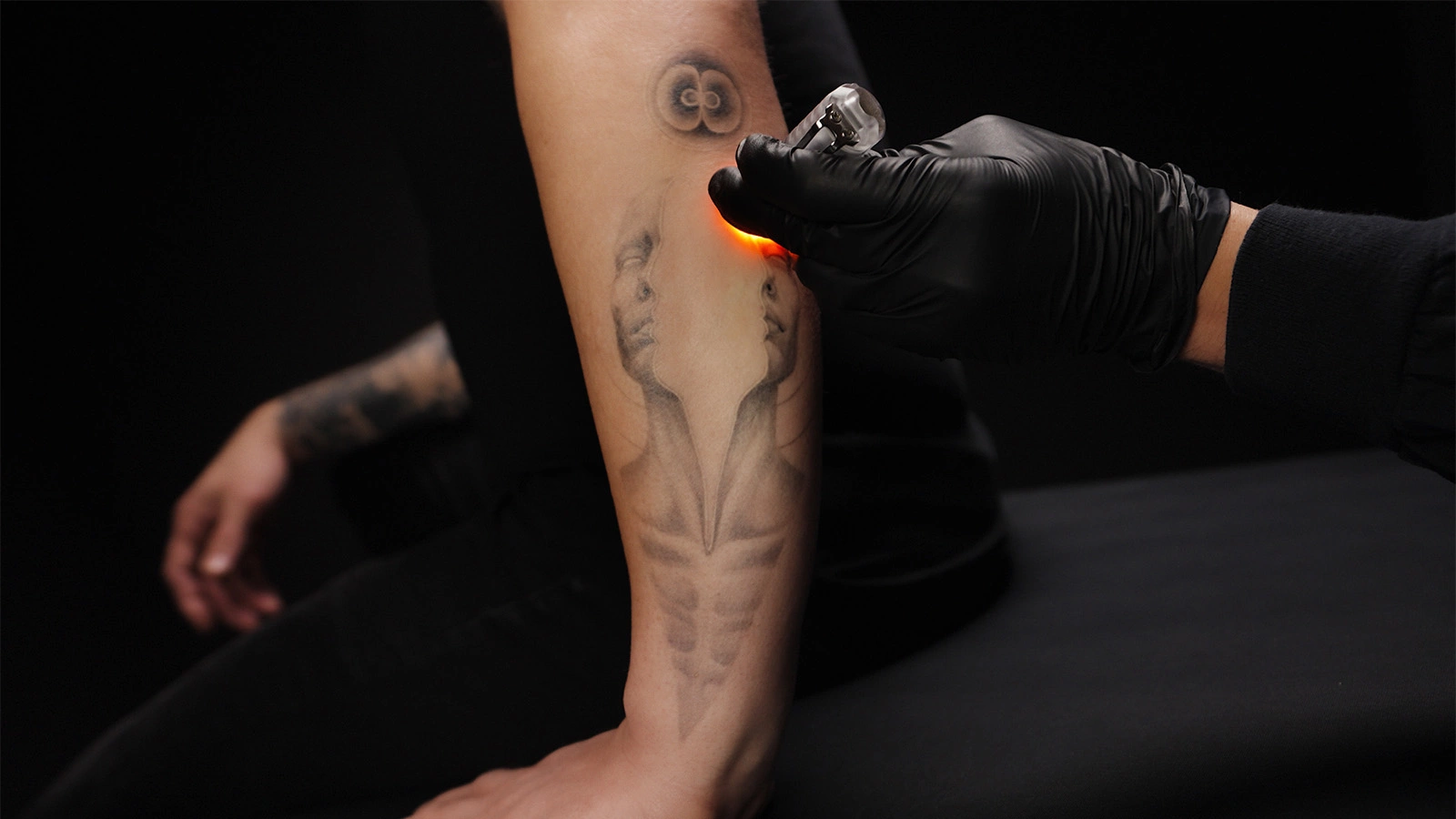 Создано первое в мире тату, которое «включается» с помощью ультрафиолета |  РБК Life