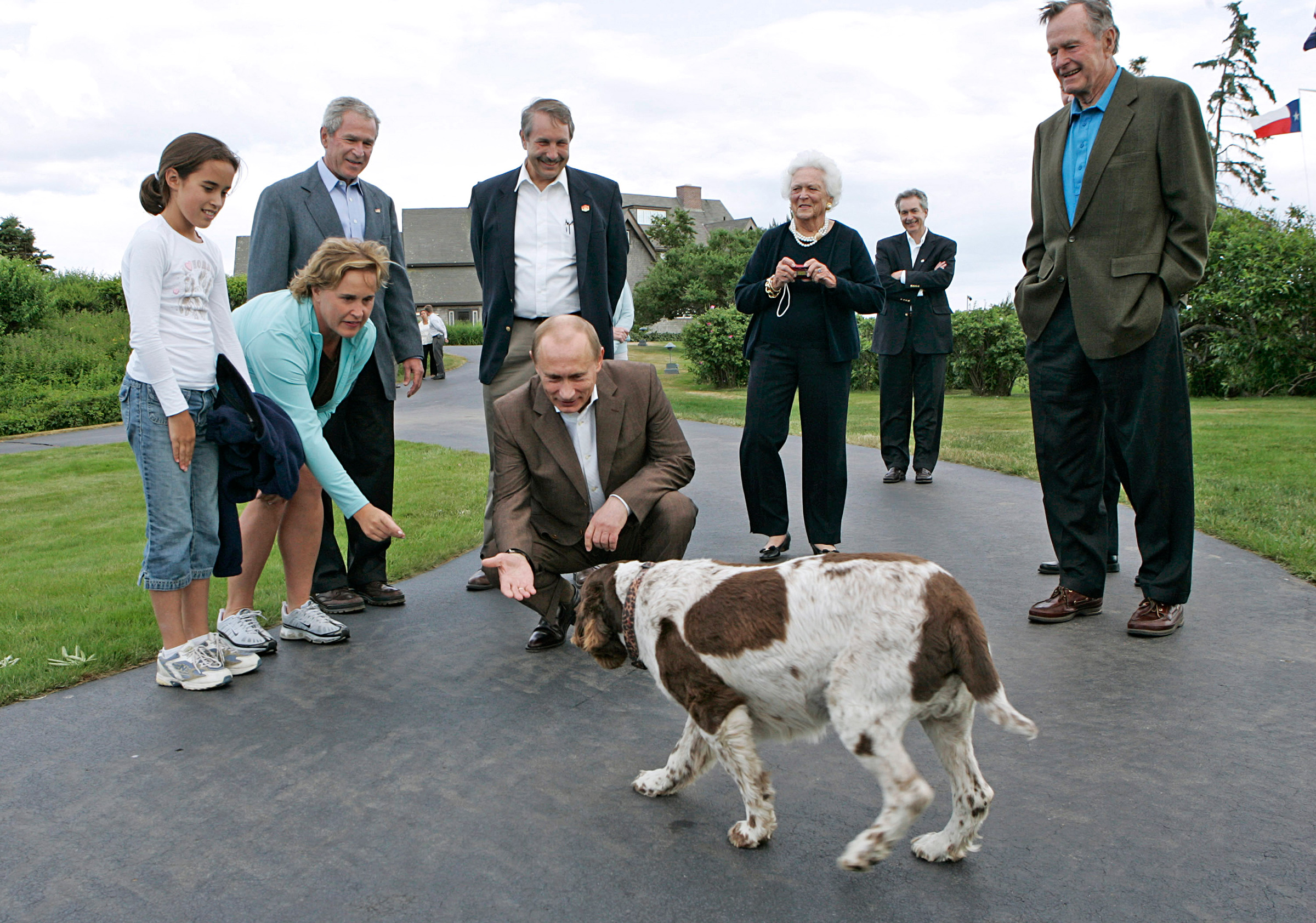 На фото: Путин, действующий президент Буш-младший и бывший президент Буш-старший во время встречи в семейном поместье Бушей Уокерс Пойнт&nbsp;под Кеннебанкпортом в штате Мэн, 2 июля 2007 года.

Во время этого визита Путин предложил США использовать по программе&nbsp;противоракетной обороны использовать совместно Габалинскую радиолокационную станцию в Азербайджане и строящуюся на юге России станцию слежения. Весной 2007 года американские власти заявили о намерении разместить собственные ПРО в Восточной Европе около&nbsp;границ России, что вызвало обеспокоенность ее&nbsp;властей.