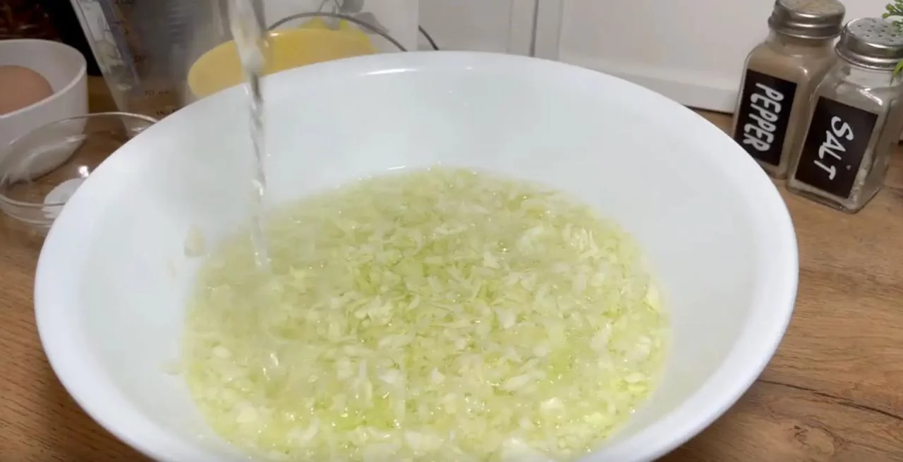 Нарежьте капусту тонкими полосками