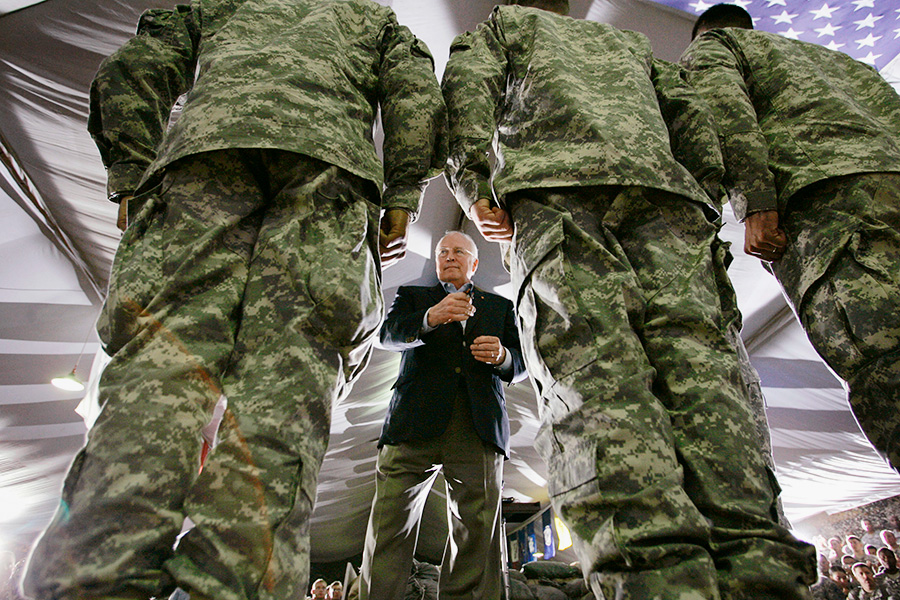 Дик Чейни во время церемонии награждения и митинга с войсками в Кэмп-Спайчер, Ирак, 10 мая 2007 года