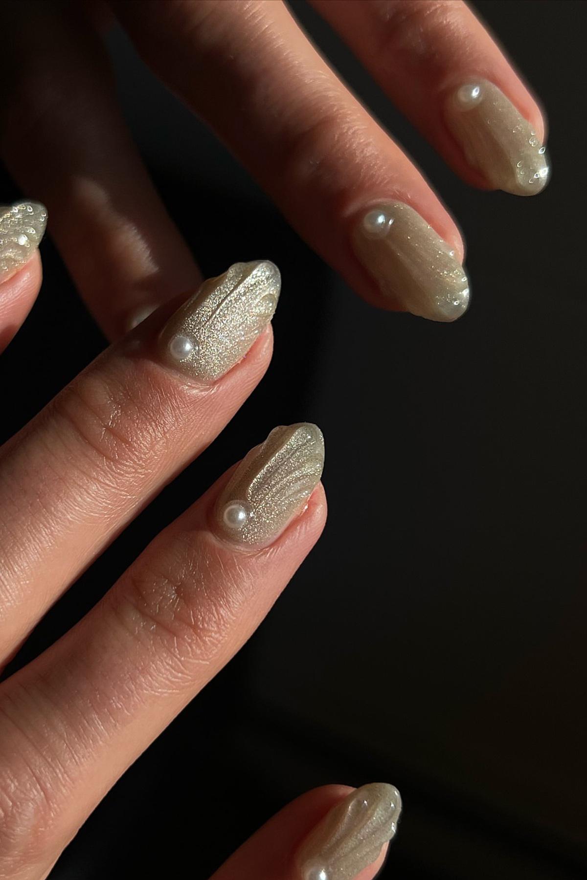 Классический белый маникюр с добавлением блесток и перламутра&nbsp;&mdash; отличный вариант для новогодних праздников