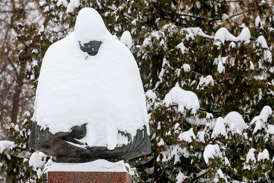 Заснеженный памятник-бюст драматургу Александру Островскому в Ивановской области