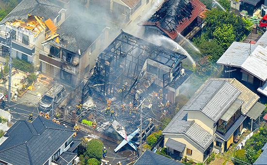 Место падения самолета в жилом районе Токио