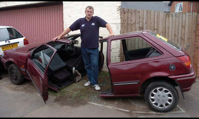 Британец Ян Тейлор распилил свою машину, повздорив с парковщиками
